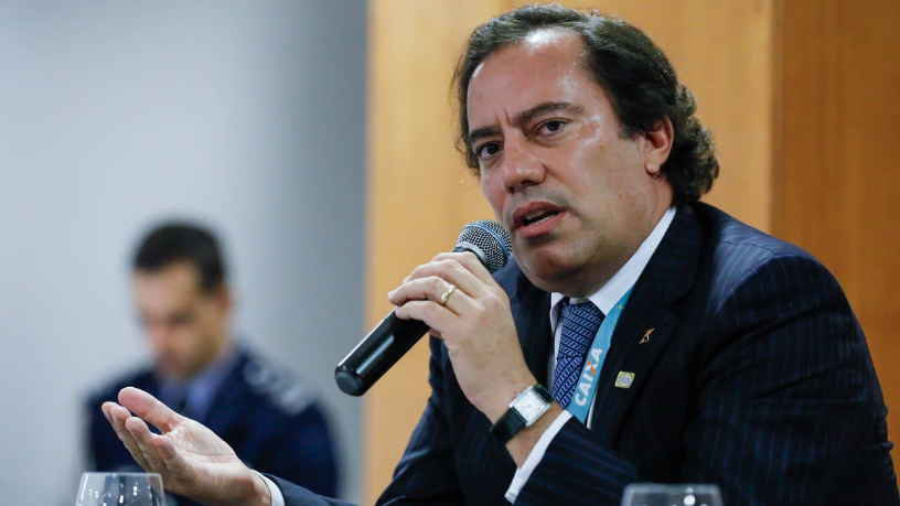 As transformações táticas das equipes nas últimas edições da Copa do Mundo são exploradas por Pedro Duarte Guimarães, destacando a adaptação às novas demandas do futebol.