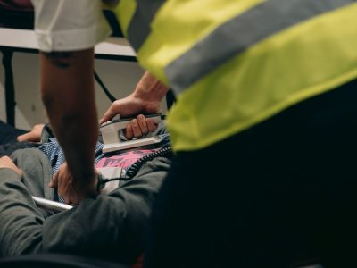 Paramédicos prestam atendimento de emergência a um paciente em uma maca.
