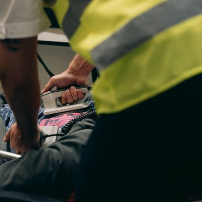 Paramédicos prestam atendimento de emergência a um paciente em uma maca.