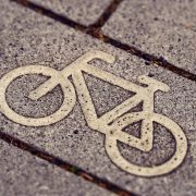 Sinalização de ciclovia com símbolo de bicicleta em uma via urbana.