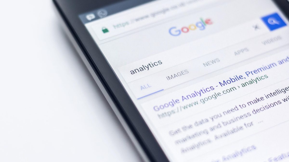 Pessoa pesquisando informações na internet pelo celular.