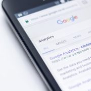 Pessoa pesquisando informações na internet pelo celular.