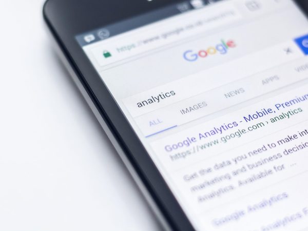 Pessoa pesquisando informações na internet pelo celular.